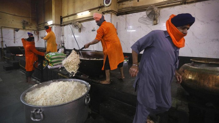 Peduli Corona, Dapur Umum di Delhi Masak 100 Ribu Makanan Per Hari Para pemeluk agama Sikh di New Delhi, mendistribusikan 100 ribu makanan per hari untuk tempat-tempat penampungan Corona.