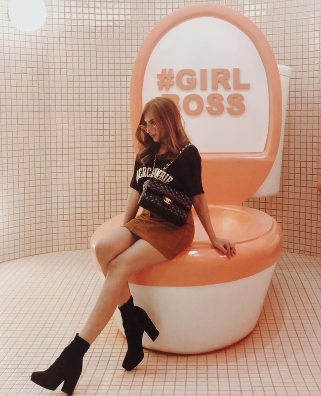 Inilah penampilannya menggunakan tas Chanel. Sarah Keihl adalah CEO muda yang bisnisnya tersebar di Malang, Surabaya, Bali, Jakarta. Sarah merintis usaha kulinernya dari nol hingga kini menjadi miliarder.  Foto: dok. Instagram @sarahkeihl