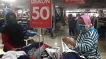 Warga Bekasi Ramai-ramai Borong Baju Lebaran