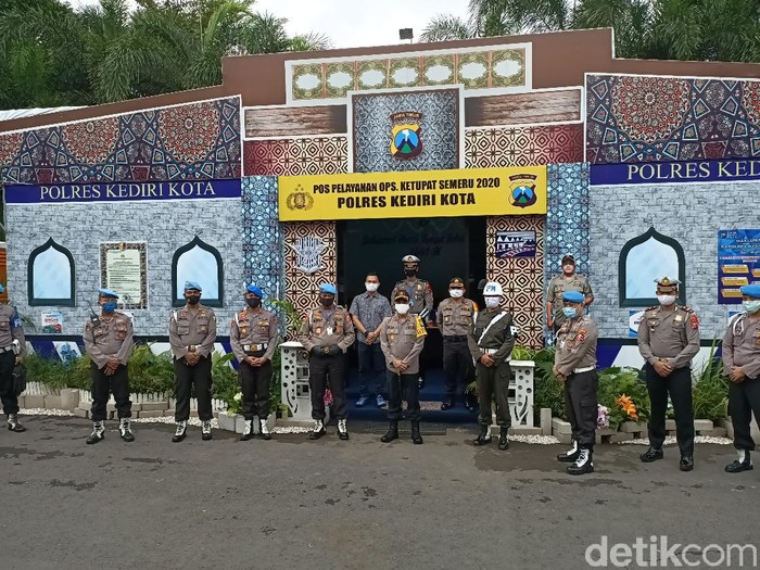 Propam Polri memuji polisi Kota Kediri dalam mengatur pengunjung mal saat pandemi Corona. Sistem pengamanan dan pelayanan masyarakat di mal sesuai prosedur ketetapan COVID-19.