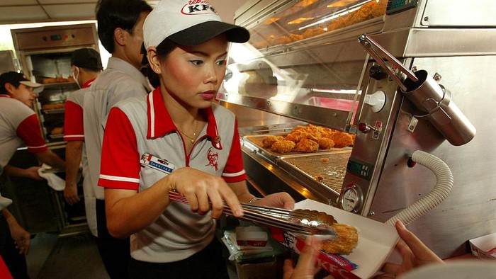 Pandemi COVID-19 membuat 115 gerai KFC tutup sementara. Berkaitan dengan itu, PT Fast Food Indonesia Tbk (FAST) selaku pemegang merek makanan cepat saji itu merumahkan 4.988 karyawannya.