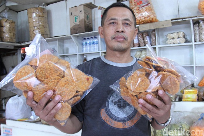 Pandemi Corona turut berdampak kepada pedagang oleh-oleh di Bandung. Dagangan mereka yang biasanya laris manis di momen Lebaran kini sepi dari pembeli.