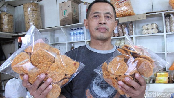 Penjual Oleh-oleh Bandung Bertahan di Tengah Pandemi Corona