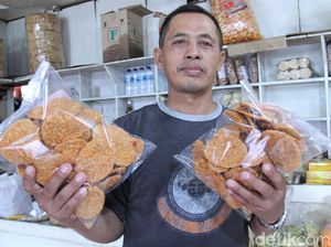 Penjual Oleh-oleh Bandung Bertahan di Tengah Pandemi Corona
