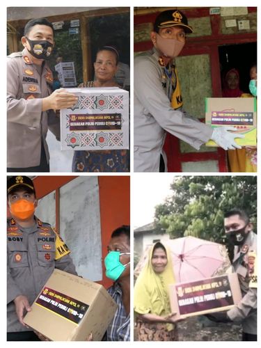 Anggota Polri memberikan bantuan kepada masyarkat terdampak Corona/