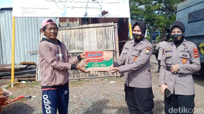 Bantuan Sembako dari Polwan dan PSN Polda Sulsel
