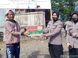 Terdampak Corona, Pemulung-Warga Kena PHK di Makassar Terima Bantuan Sembako