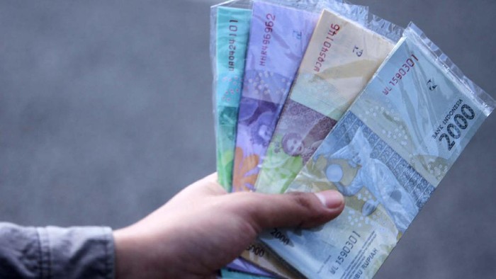 Jelang Hari Raya Idul Fitri 1440 H, banyak bermunculan jasa penukar uang baru di Kota Bandung, Jawa Barat. Seperti terlihat di Jalan Wastukencana, Kota Bandung.