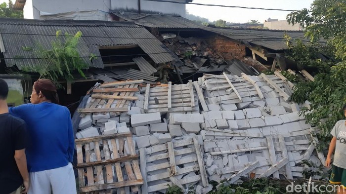 Truk muatan bata hebel di Sukabumi oleng dan menabrak rumah warga