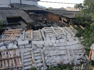 Truk Seruduk Rumah Warga di Sukabumi, Polisi: Kelebihan Muatan