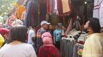 Edan! Pasar Jatinegara Ramai Banget