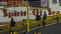 Sedangkan jumlah penumpang orang di dalam kapal masih di bawah 50 persen dari kapasitas kapal.