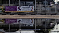 Hanya bus TransJakarta yang masih terlihat beroperasi meski tidak ada penumpang.