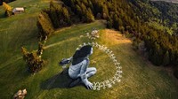 Swiss terlihat sangat cocok menjadi latar dari karya indah ini. Dengan bukit-bukit hijau yang rimbun, lembah yang disinari matahari serta pegunungan alpen yang tertutupi salju. (Saype_artiste/instagram)