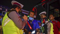 Aparat kepolisian memeriksa surat kelengkapan sopir yang membawa calon pemudik menuju ke arah jawa tengah dan jawa timur itu.