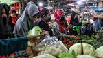 Warga Berburu Keperluan Lebaran di Pasar Rawa Badak