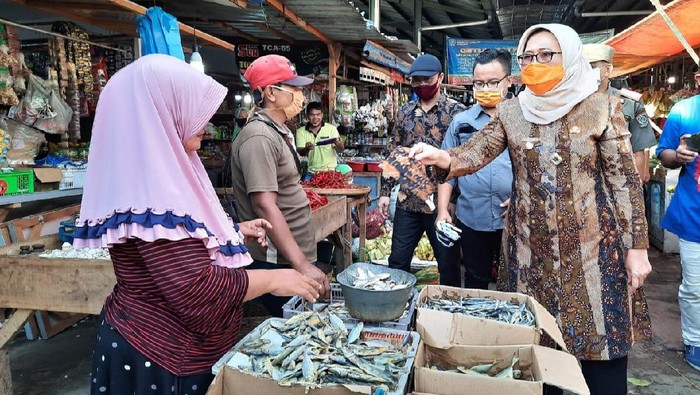 Wabup Lumajang, Indah Amperawati sidak  ke beberapa pasar