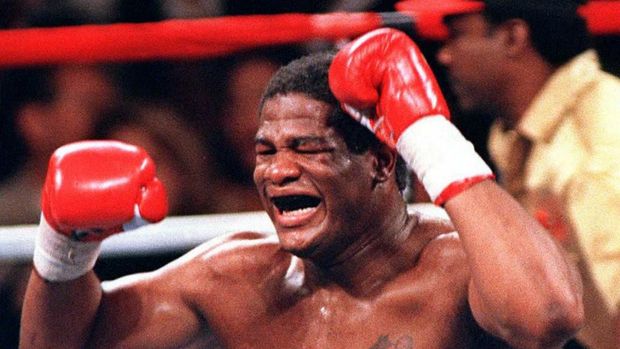 WBO Heavyweight Champion Riddick Bowe celebrates after defeating challenger Evander Holyfield with a TKO in the 8th round of their 3rd rematch in Las Vegas 04 November.                          AFP PHOTO/Jeff HAYNES (Photo by JEFF HAYNES / AFP)