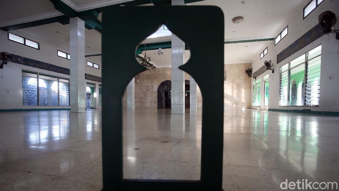 Wali Kota Bekasi Rahmat Effendi akhirnya memperbolehkan area Zona Hijau di Kota Bekasi menggelar sholat Idul Fitri. Izin itu dikeluarkan usai menggelar rapat bersama Polres dan MUI Kota Bekasi.