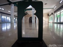 Jarak Antara Orang Sholat dengan Sutrah dan Ukurannya