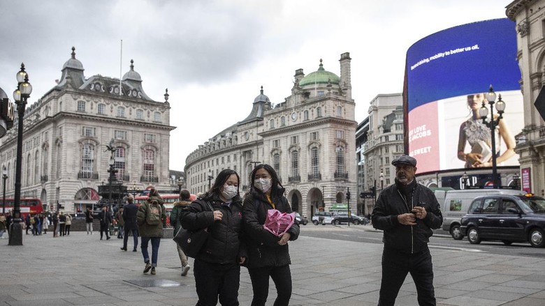 PIccadilly Circus di London LONDON, ENGLAND - MARCH 13: A quiet Piccadilly Circus on March 13, 2020 in London, England. The Prime Minister announced the UK is entering the