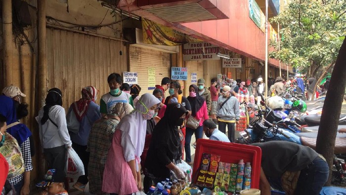 Pasar Kebayoran Lama diserbu warga berbelanja menjelang H-2 lebaran.