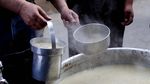 Berbagi Bubur Gandum untuk Warga Miskin Gaza