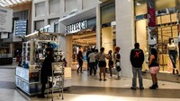 Di pusat perbelanjaan pun saat ini harus rela mengantre dengan jarak agar bisa berbelanja kebutuhan. Istimewa/Dok.Boredpanda/AFP.