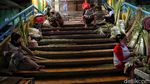 Warga Berburu Keperluan Lebaran di Pasar Rawa Badak