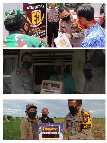 Anggota Polri memberikan bantuan kepada masyarkat terdampak Corona/