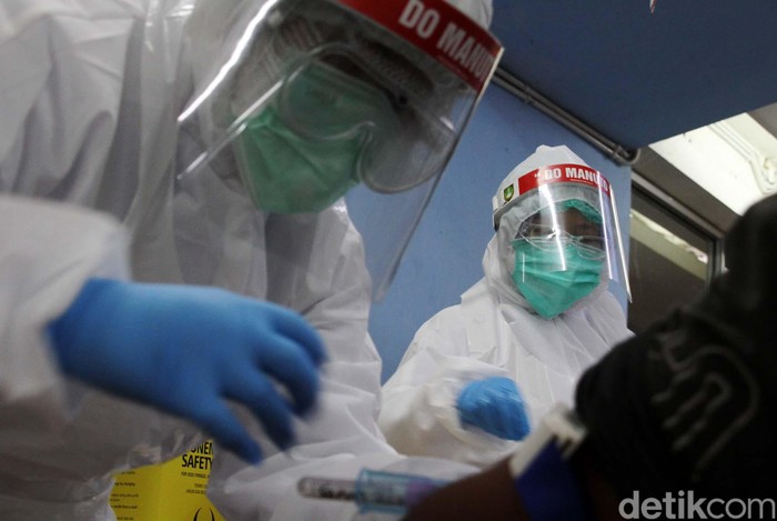 Pemkot Solo melakukan Rapid test Corona. Rapid tes dilakukan di pasar Modern Luwes Gading dan Pasar Ayam Silir, Surakarta.