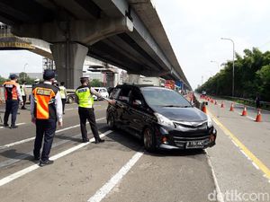 Kendaraan Mengular di GT Cikarang Barat, Ratusan Mobil Diminta Putar Balik