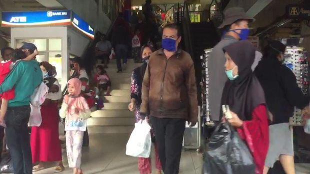 Suasana ramainya Pasar Kebayoran Lama menjelang lebaran.