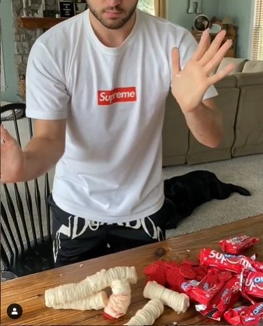Pria ini jadikan Oreo Supreme sebagai mainan