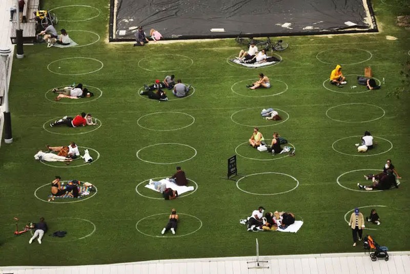 'New Normal' adalah kegiatan yang berubah di tengah masyarakat akibat peristiwa pandemi COVID-19. Ini dia penampakannya di Amerika Serikat.