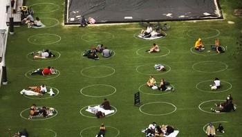 Kumpulan spot parkir manusia di Brooklyn Park. Foto: Getty Images via Bored Panda
