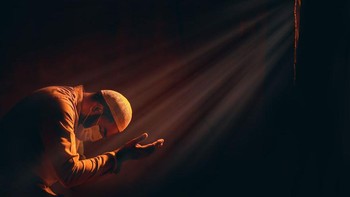 Sang fotografer mengambil foto ini di rumah, setelah sholat subuh. Ia sedang memikirkan apa yang terjadi sekarang di dunia; ia tinggal di negara di mana fasilitas medis tidak cukup kuat. Bagaimana jika kita terjebak dalam situasi ini dan bisa  tidak keluar dari itu? Ini adalah waktu yang tepat untuk menemukan harapan dalam doa-doa. Istimewa/Dok. Boredpanda/@asimijaz.