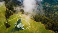 Secara keseluruhan, mural yang dibuat oleh seniman bernama Saype ini mencakup ruang seluas 3000 meter persegi menggunakan cat yang tidak membahayakan lingkungan. (Saype_artiste/instagram)