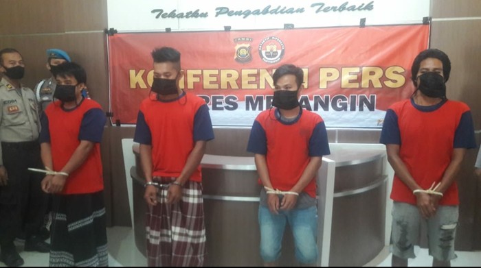 Polisi tangkap 5 orang diduga provokator pembakaran kantor desa (Ferdi Almunanda-detikcom)