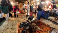 Warga yang datang berbelanja di pasar tersebut tampak mengenakan masker guna mencegah penyebaran virus Corona.  