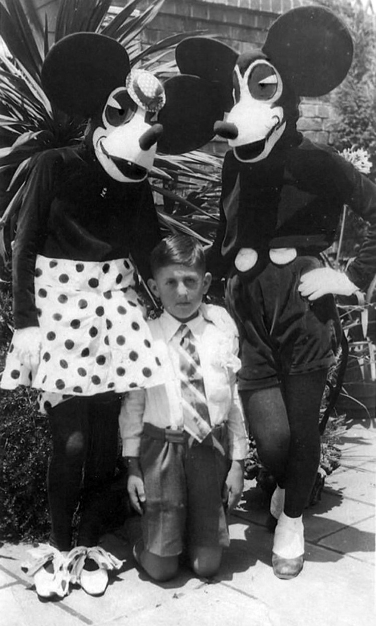 potret mickey mouse seram