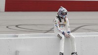 Kyle Busch duduk termenung di pinggir lintasan setelah gagal menjadi juara.
