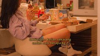 Seorang diri bertahan mencukupi kehidupan, Aska tak mau ambil pusing dengan memikirkan sang suami. Ia tetap bekerja demi buah hati. Sesekali wanita cantik ini memanjakan diri dengan kulineran. Foto: instagram @askaongi