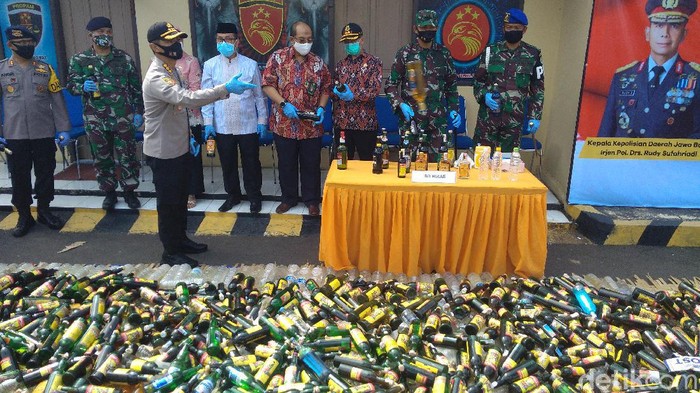 Polresta Cirebon musnahkan ribun botol miras jelang lebaran
