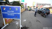 Pemeriksaan tersebut meliputi penggunaan masker, pengecekan suhu tubuh, pengecekan jumlah penumpang di kendaraan roda empat, dan pemeriksaan identitas bagi pengendara roda dua yang berboncengan.