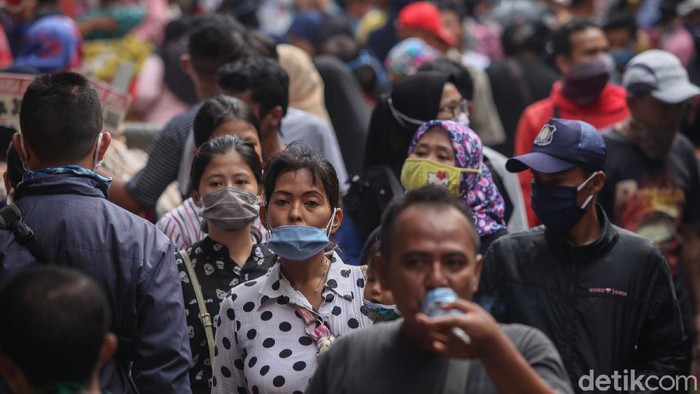 Edan! Pasar Jatinegara Ramai Banget Suasana di Pasar Jatinegara tampak ramai oleh warga. Meski PSBB masih diterapkan, warga ramai-ramai datang ke pasar untuk berbelanja kebutuhan jelang Lebaran.