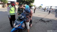 Pelanggaran di check point Jalan Raya Jati Waringin, Pondok Gede, didominasi oleh masyarakat yang tidak mengenakan masker dan pengendara roda 2 yang berboncengan.