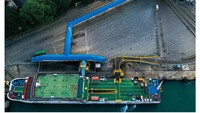 Foto kolase perbandingan suasana Pelabuhan Merak, sebelum adanya pandemi COVID-19 (atas) dan saat pandemi COVID-19 (bawah) di Cilegon, Banten, Jumat (22/5/2020).