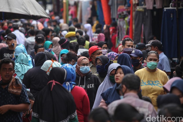 Suasana di Pasar Jatinegara tampak ramai oleh warga. Meski PSBB masih diterapkan, warga ramai-ramai datang ke pasar untuk berbelanja kebutuhan jelang Lebaran.