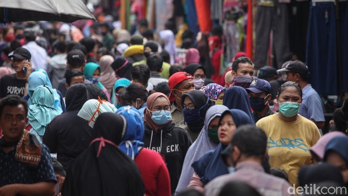 Suasana di Pasar Jatinegara tampak ramai oleh warga. Meski PSBB masih diterapkan, warga ramai-ramai datang ke pasar untuk berbelanja kebutuhan jelang Lebaran.